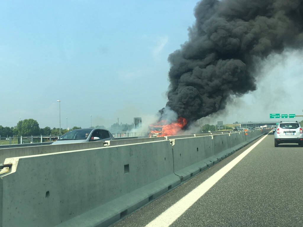 Auto In Fiamme In Autostrada 565549
