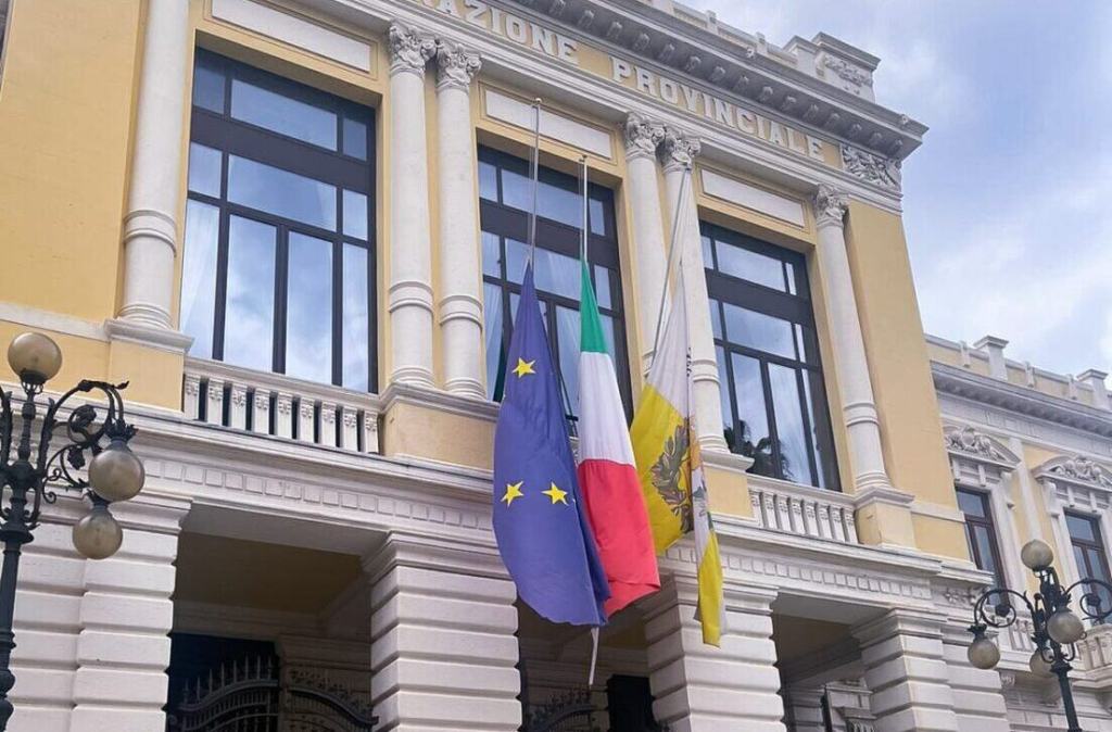 Bandiera Mezz'asta Palazzo Alvaro Giornata Vittime Covid 18 Marzo