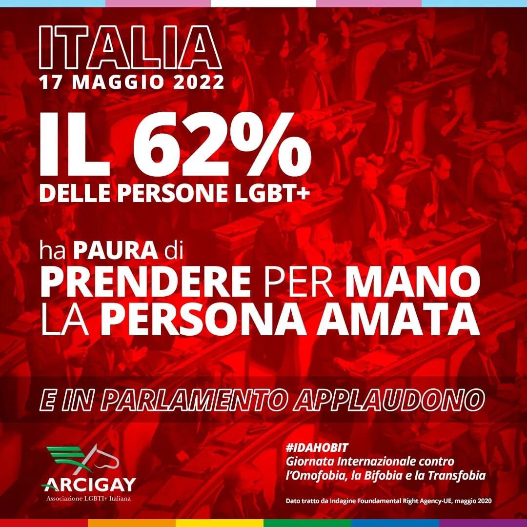 E In Parlamento Applaudono Arcigay 2