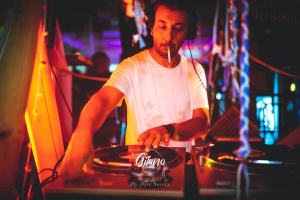 Gitano Reunion Club House Rose Cafè 103