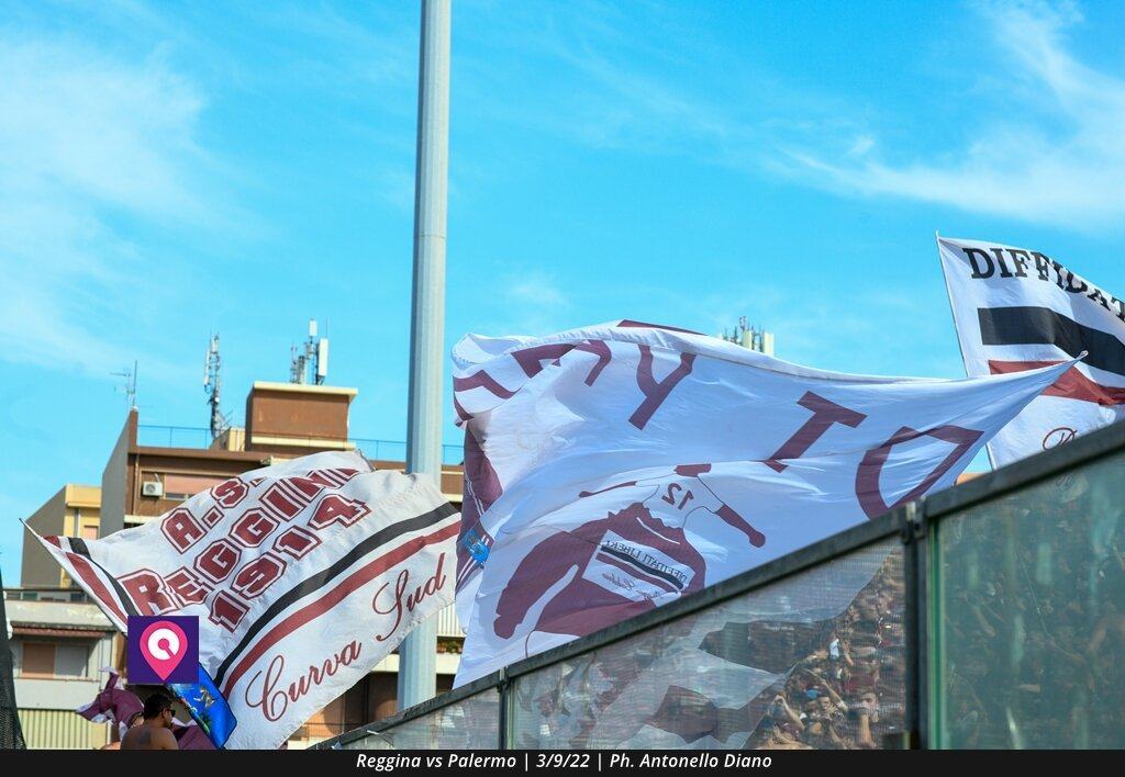 Reggina curva bandiere