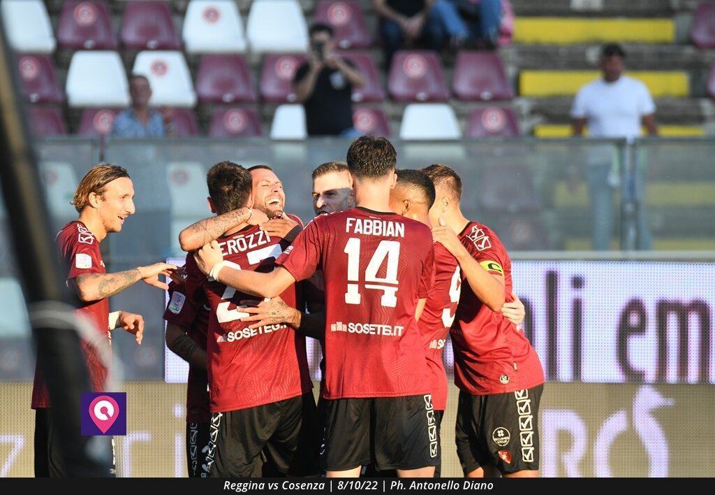 Reggina-Cosenza abbraccio gol