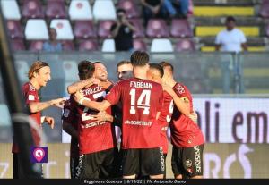 Reggina-Cosenza abbraccio gol