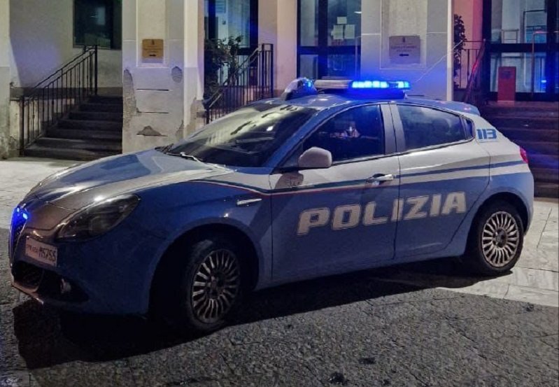 Arresto Delle Volanti Uomo Per Armi 26 11