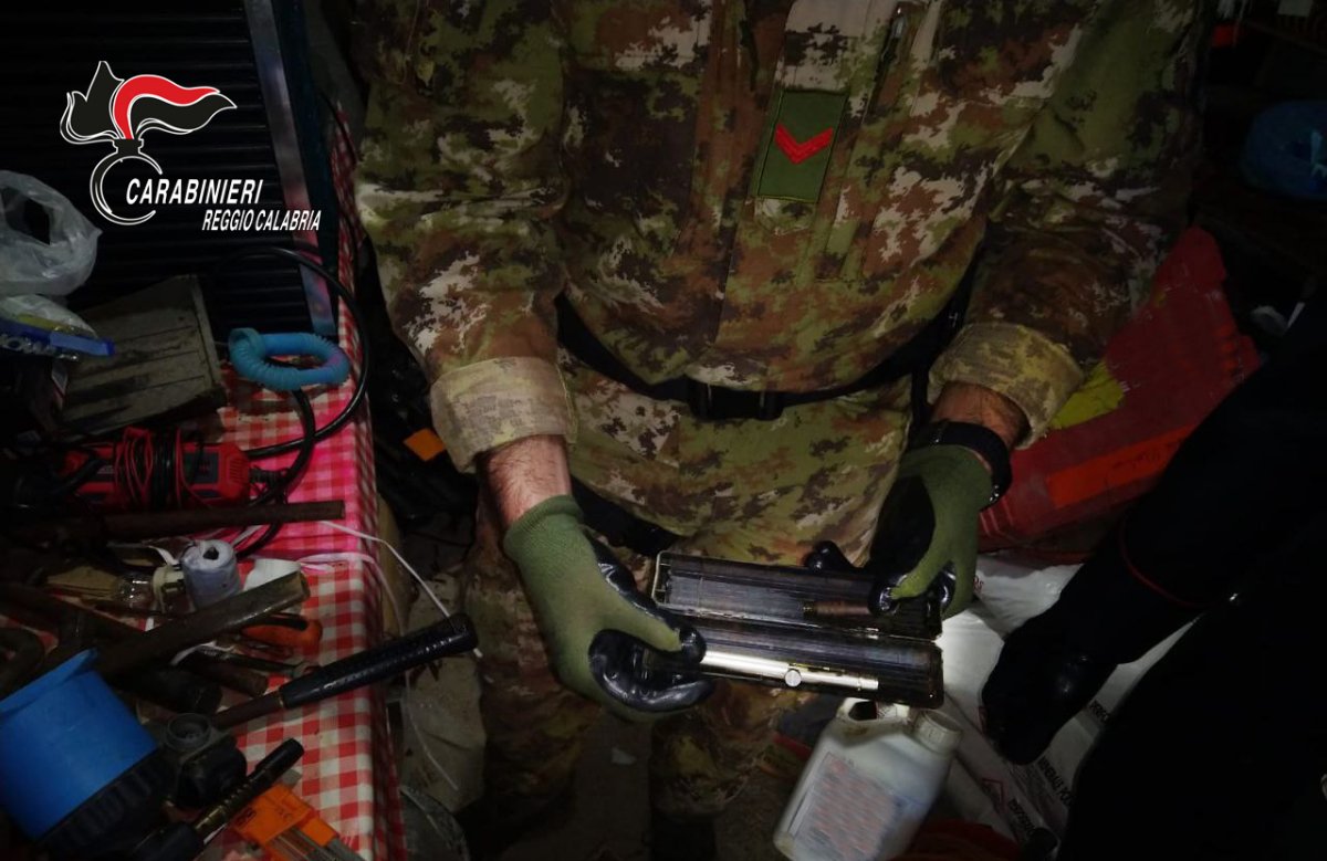 CINQUEFRONDI ARRESTATO 36ENNE DAI CARABINIERI TROVATO IN POSSESSO DI PISTOLA CON MATRICOLA ABRASA E PISTOLA SPARARAZZI MODIFICATA PER SPARARE PROIETTILI (2)