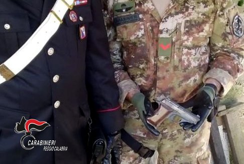 CINQUEFRONDI ARRESTATO 36ENNE DAI CARABINIERI TROVATO IN POSSESSO DI PISTOLA CON MATRICOLA ABRASA E PISTOLA SPARARAZZI MODIFICATA PER SPARARE PROIETTILI (3)