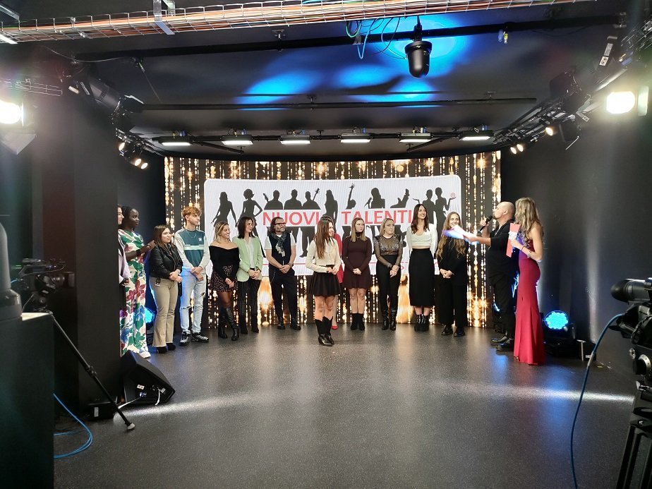 FOTO DI GRUPPO FINALE CON VINCITORE DA LONTANO
