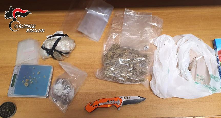 REGGIO CALABRIA I CARABINIERI ARRESTANO 30ENNE PER SPACCIO E PORTO ABUSIVO DI ARMI NASCONDEVA MAIJUANA E HASHISH NELLO ZAINETTO 