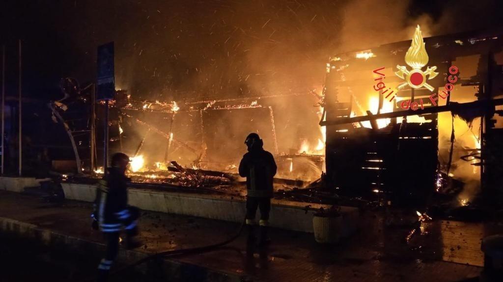 Scalea, in fiamme uno stabilimento balneare: non si esclude la matrice ...