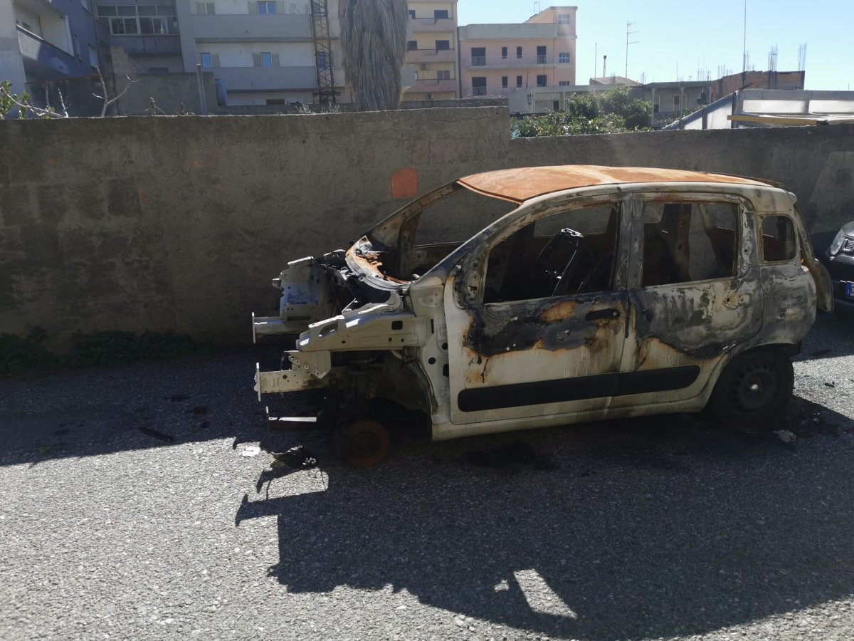 Auto Bruciata Reggio Calabria (2)