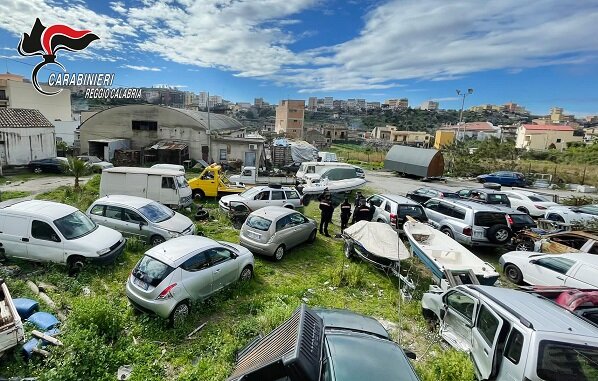 RC CANNAVÒ RINVENUTE 25 CARCASSE DI AUTOVETTURE ABBANDONATE, DENUNCIATO DAI CARABINIERI IL TITOLARE DEL DEPOSITO A “SAN CRISTOFORO”