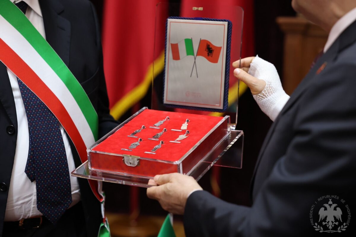 Foto 6 Madeo Consegna Al Presidente Begaj L'opera Del Maestro Gerardo Sacco