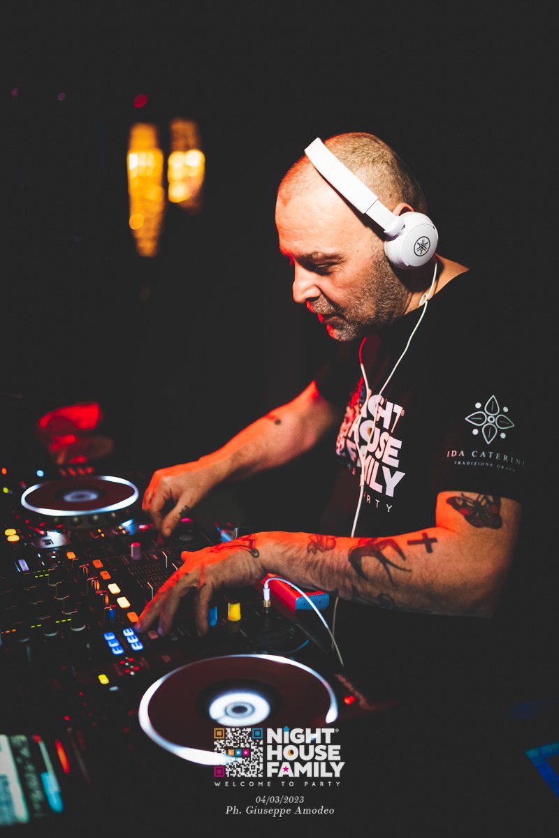 Night House Family Amuri 84