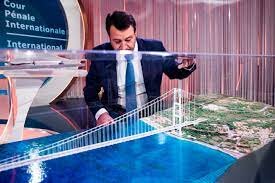Salvini Vespa Ponte Stretto