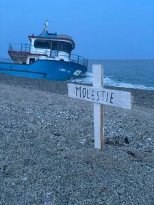Cimitero Spiaggia Riace Migranti 2