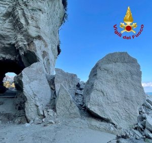 Crollo Costone Isola Tropea Vigili Fuoco 1