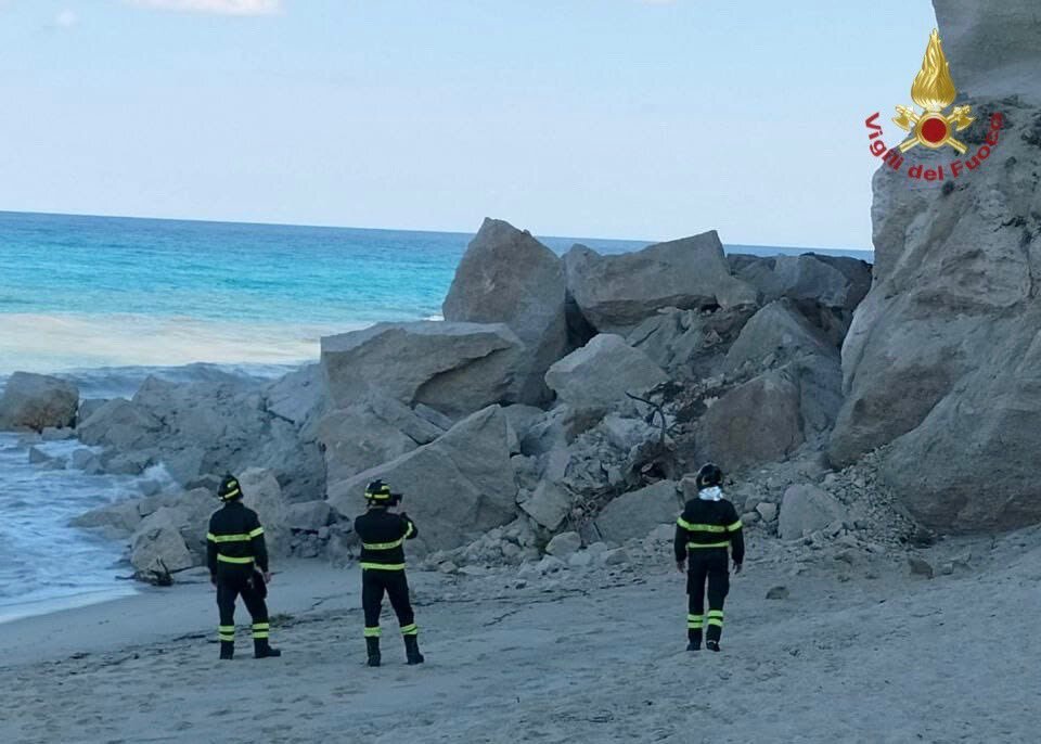 Crollo Costone Isola Tropea Vigili Fuoco 2
