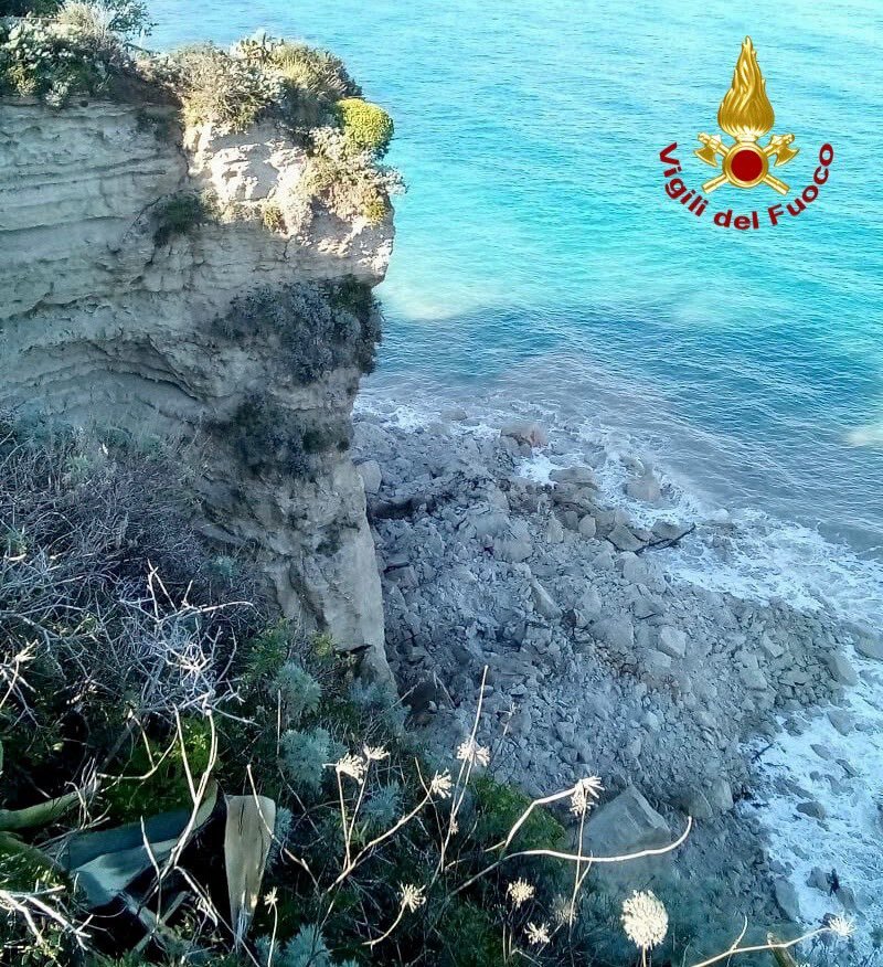 Crollo Costone Isola Tropea Vigili Fuoco
