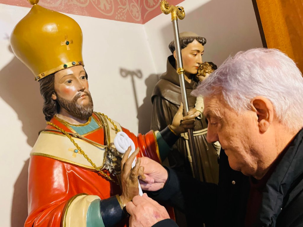 Il Maestro Orafo Gerardo Sacco Prende Le Misure Per La Chiave Della Città A Sant'Atanasio