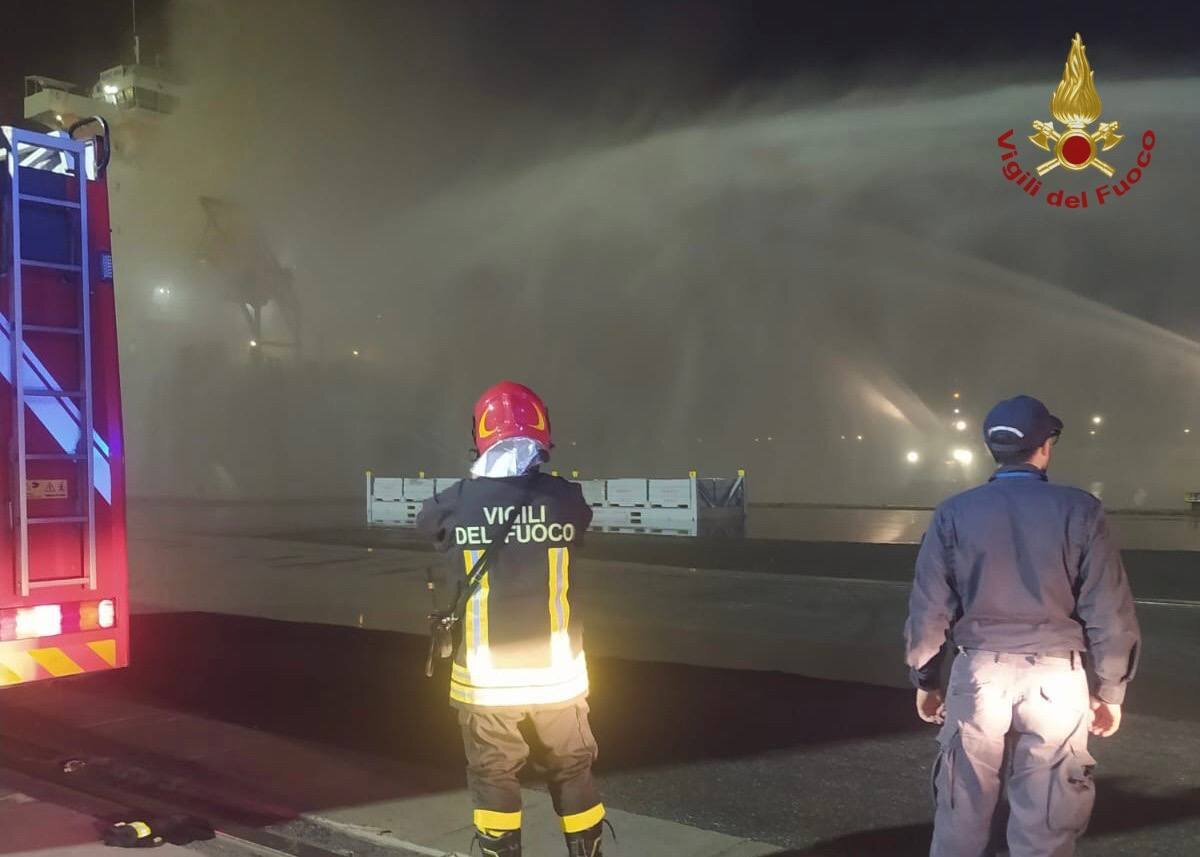 Incendio Nave Gioia Tauro (2)
