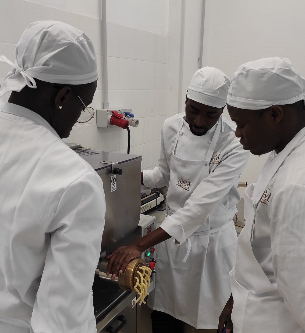 Pastificio SAM Sadia Diaby, Madi Minougouy, Adama Traore Al Lavoro