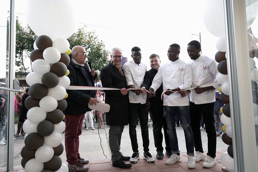 Taglio Nastro Giovanni Calabrese, Orazio Berardi (sindaco Mangone), Sadia Diaby, Don Franco Staffa, Adama Traore, Madi Minougouy