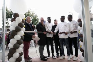 Taglio Nastro Giovanni Calabrese, Orazio Berardi (sindaco Mangone), Sadia Diaby, Don Franco Staffa, Adama Traore, Madi Minougouy