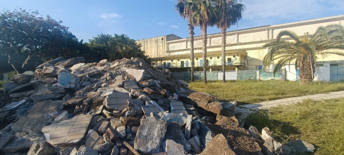 Lido Comunale Abbattimento Cabine 5