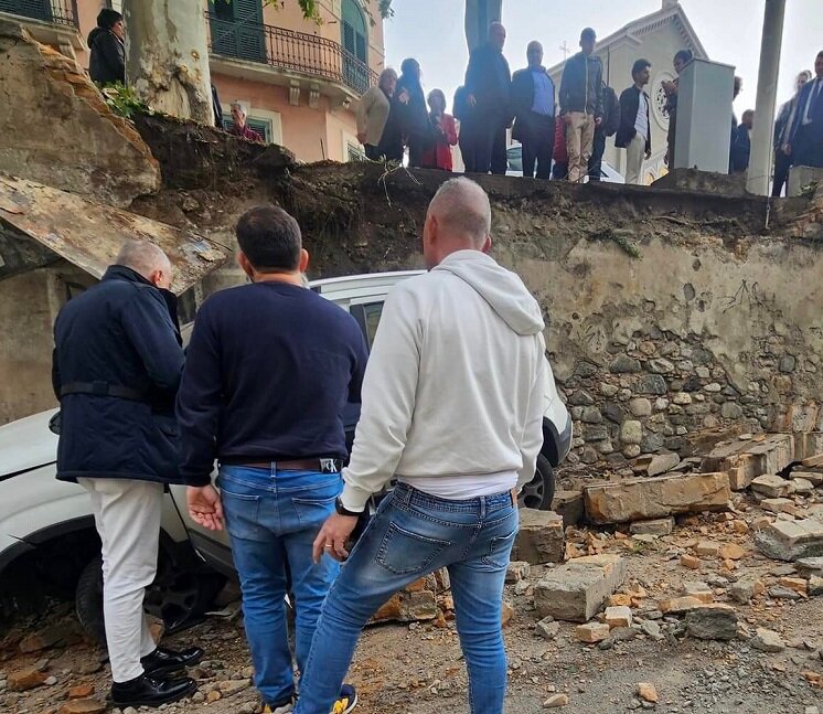 Maltempo Reggio Muro Crolla