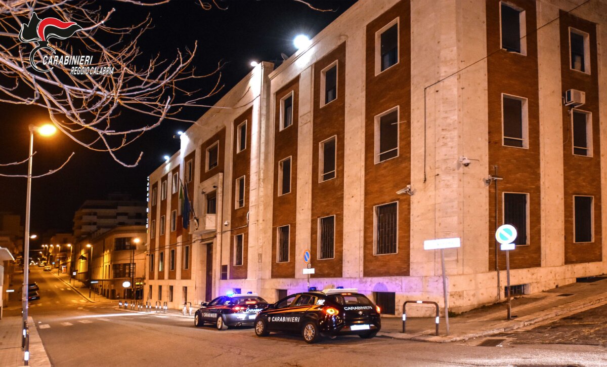 REGGIO CALABRIA SORPRESO CON INDOSSO 70 GRAMMI DI MARIJUANA ARRESTATO 44ENNE PER DETENZIONE DI STUPEFACENTE AI FINI DI SPACCIO 