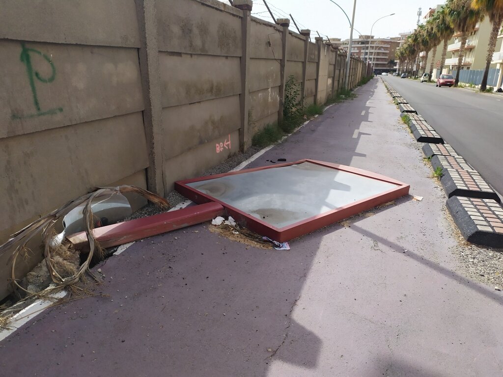 Caduta Pannello Pubblicitario Via Padova Reggio Calabria(2)