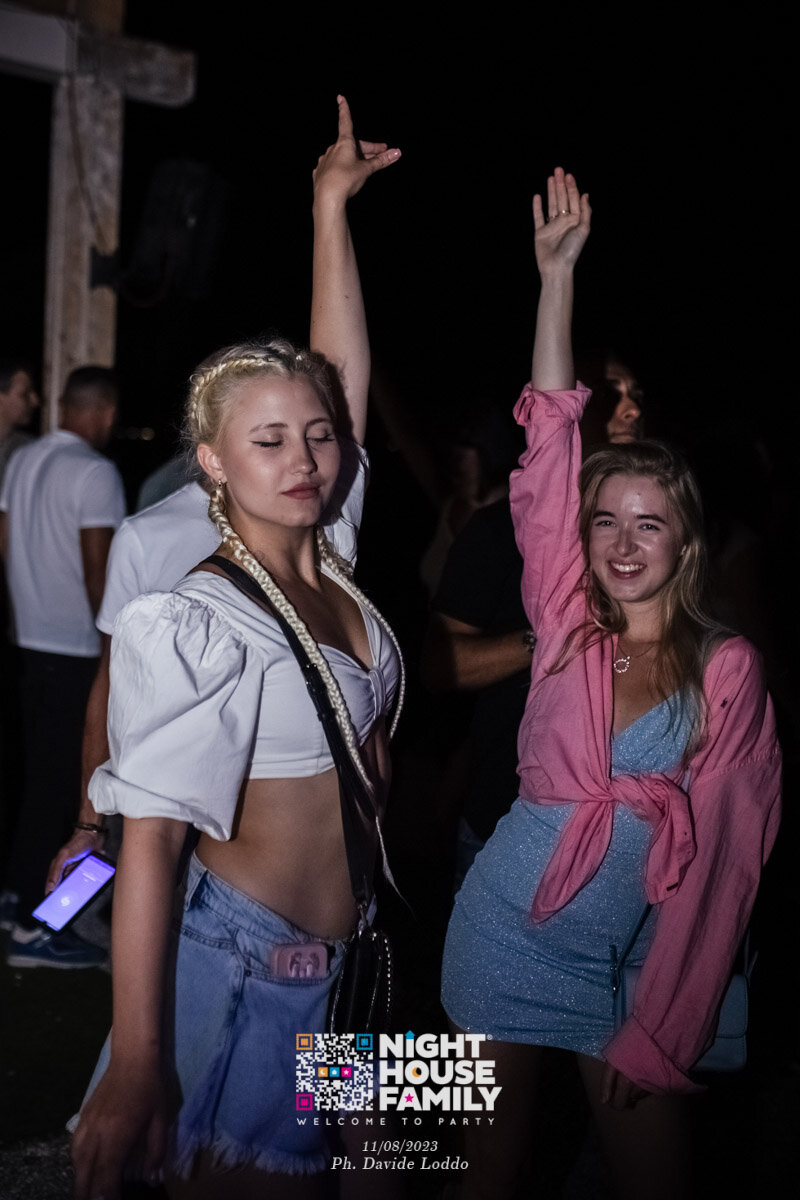 Night House Family 155