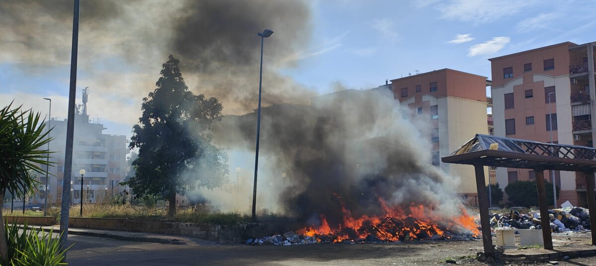 Incendio Rione Marconi Rifiuti