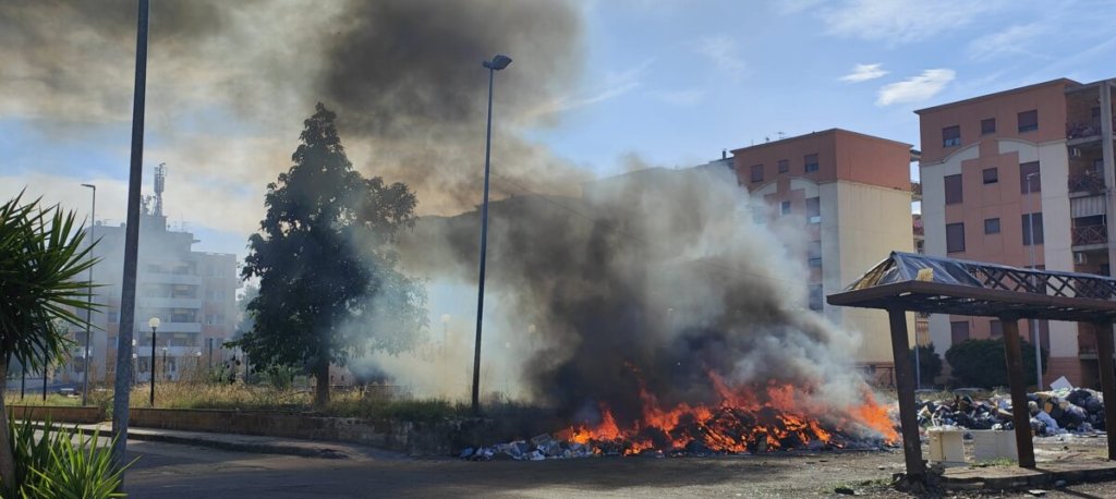 Incendio Rione Marconi Rifiuti