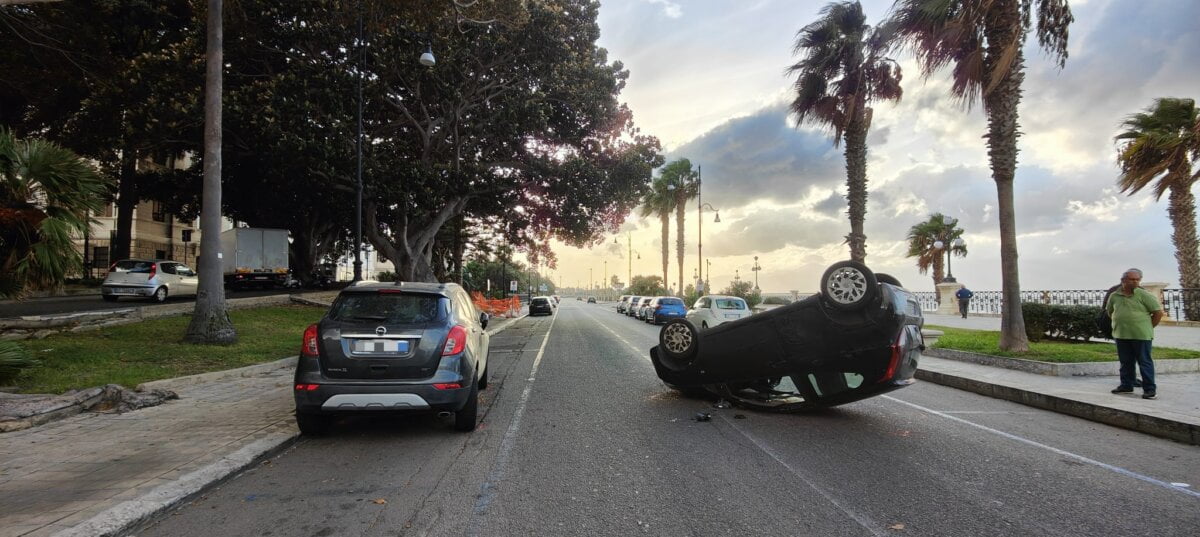 Incidente Lungomare Auto Ribaltata 1
