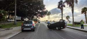 Incidente Lungomare Auto Ribaltata 1