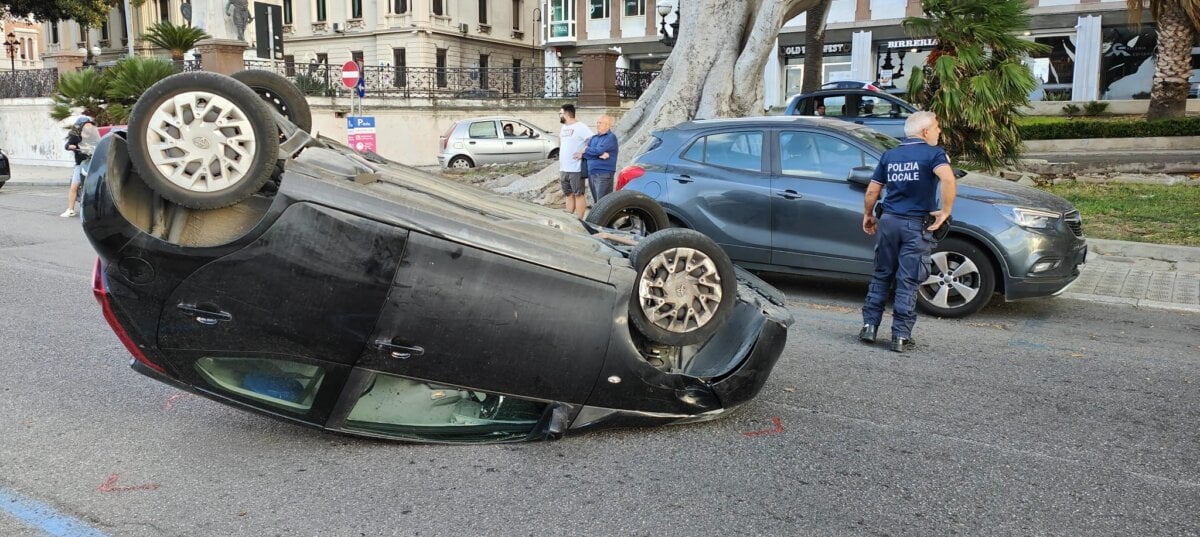 Incidente Lungomare Auto Ribaltata 4