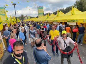 La Collana Di Peperoncino Che Sflila Nel Villaggio Contadino