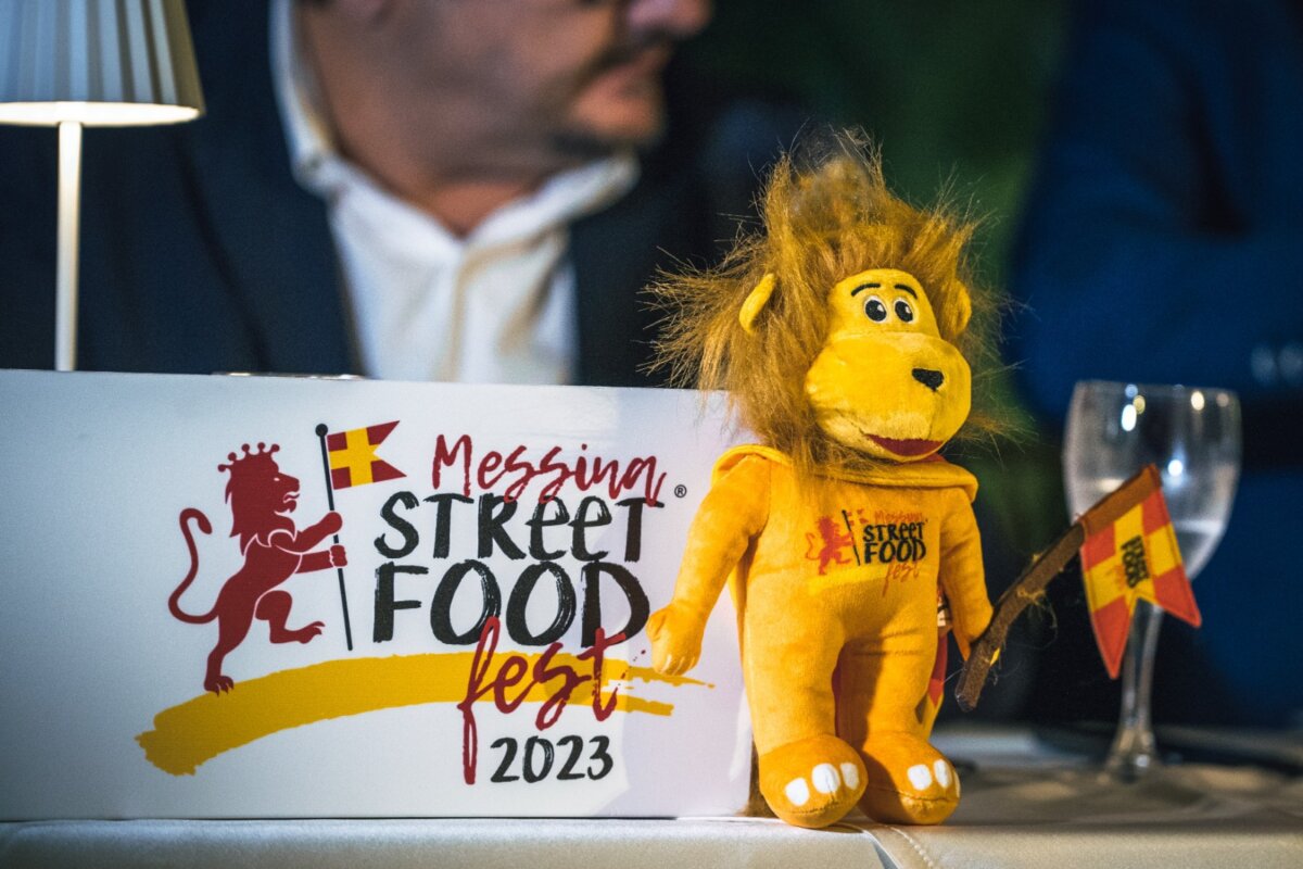 Novità 2023 I Peluche Della Mascotte Bracioleone Che Saranno In Vendita Nello Shop Del Village Insieme Agli Altri Gadget Del Messina Street Food Fest
