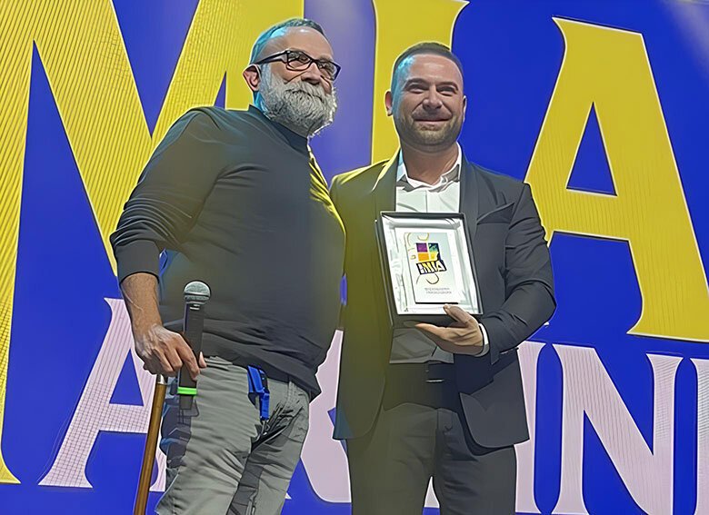 2 Filippo Broglia Consegna Il Premio A Délé Foto By RECmedia