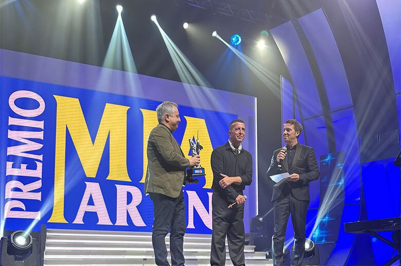 Il Sindaco Consegna A Franco Ricciardi Il Premio Mia Martini 2023 Sul Palco Con Il Conduttore Savino Zaba Foto By RECmedia