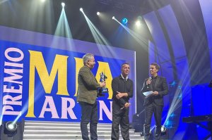 Il Sindaco Consegna A Franco Ricciardi Il Premio Mia Martini 2023 Sul Palco Con Il Conduttore Savino Zaba Foto By RECmedia