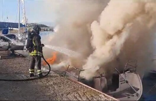 Barca Vela Fiamme Roccella
