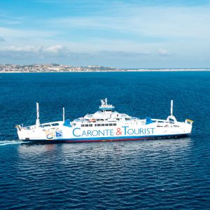 Reggio e Messina, appuntamento storico in mezzo allo Stretto: le due Giunte insieme a bordo di una nave