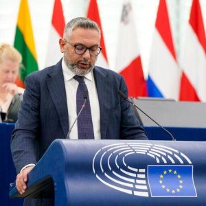 Caro carburante, Nesci porta il caso degli agricoltori calabresi a Bruxelles: ‘L’Europa faccia la sua parte’