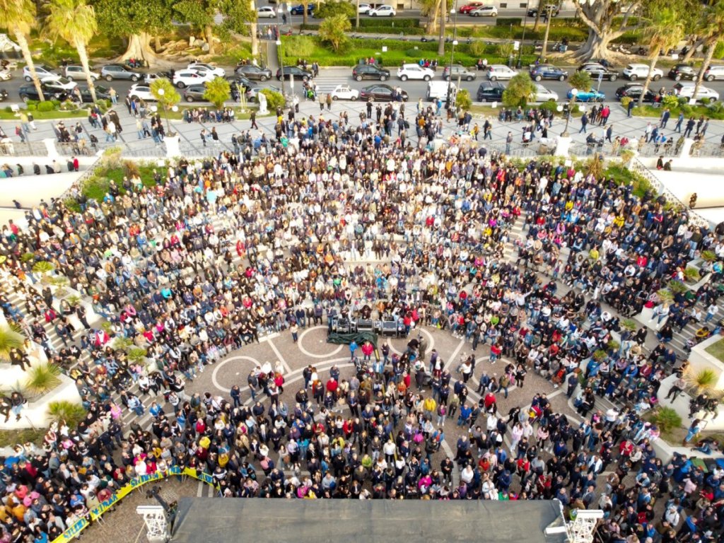 Veduta dall'alto della folla del concerto del Primo Maggio nell'anfiteatro sul lungomare di Reggio Calabria