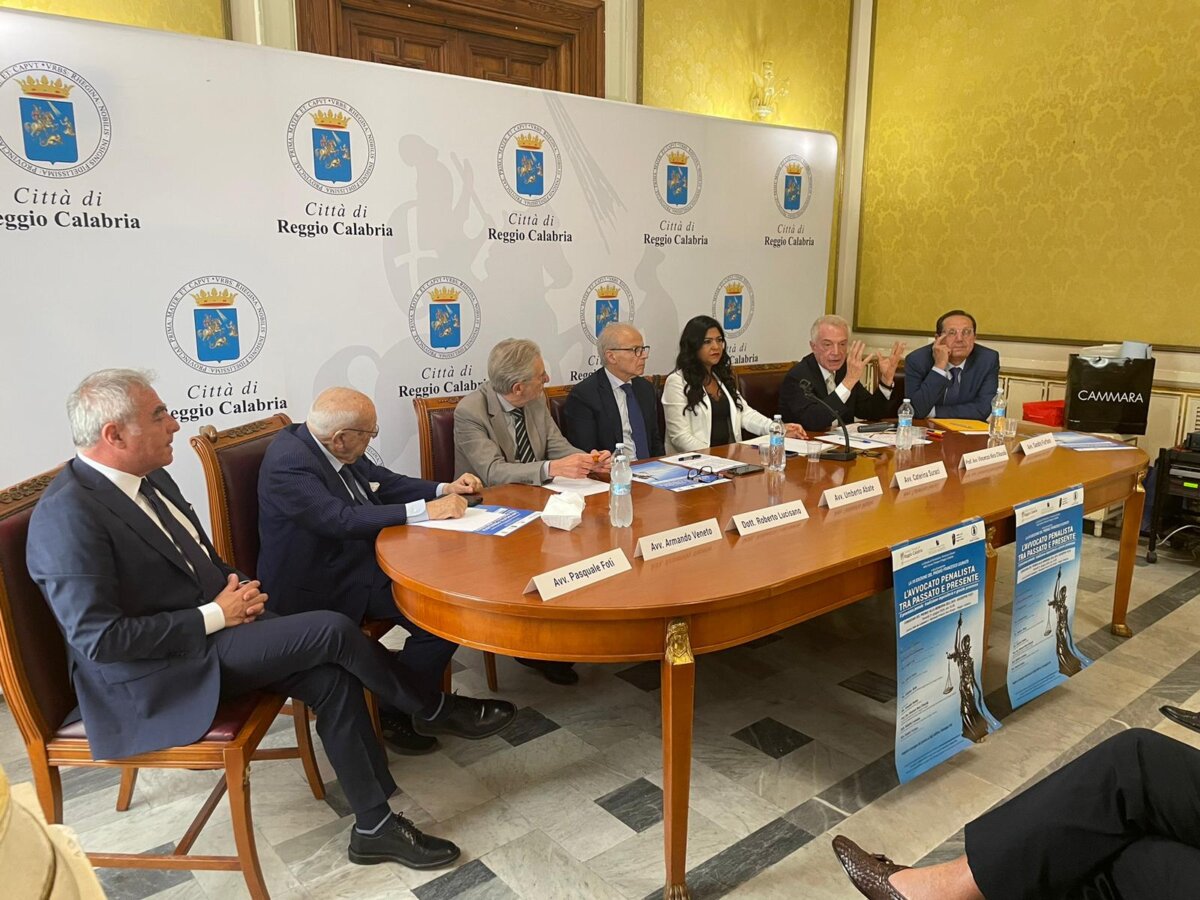 Tavolo Relatori Avvocato Penalista