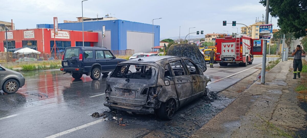 Auto Incendiata Semaforo Pellaro Ss 106 1