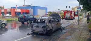 Auto Incendiata Semaforo Pellaro Ss 106 1