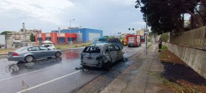 Auto Incendiata Semaforo Pellaro Ss 106 2